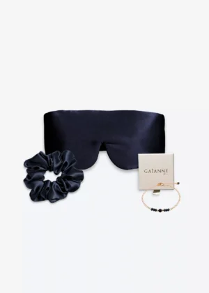 Coffret bleu nuit avec masque bandeau et grand chouchou en soie, accompagné d’un bracelet bleu en or laminé 14k et perles.