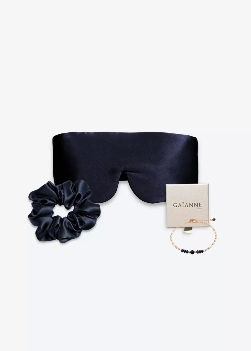 Coffret bleu nuit avec masque bandeau et grand chouchou en soie, accompagné d’un bracelet bleu en or laminé 14k et perles.