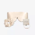Coffret champagne avec masque bandeau et grand chouchou en soie, accompagné d’un bracelet champagne en or laminé 14k et perles d’eau douce.