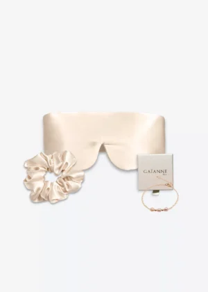 Coffret champagne avec masque bandeau et grand chouchou en soie, accompagné d’un bracelet champagne en or laminé 14k et perles d’eau douce.