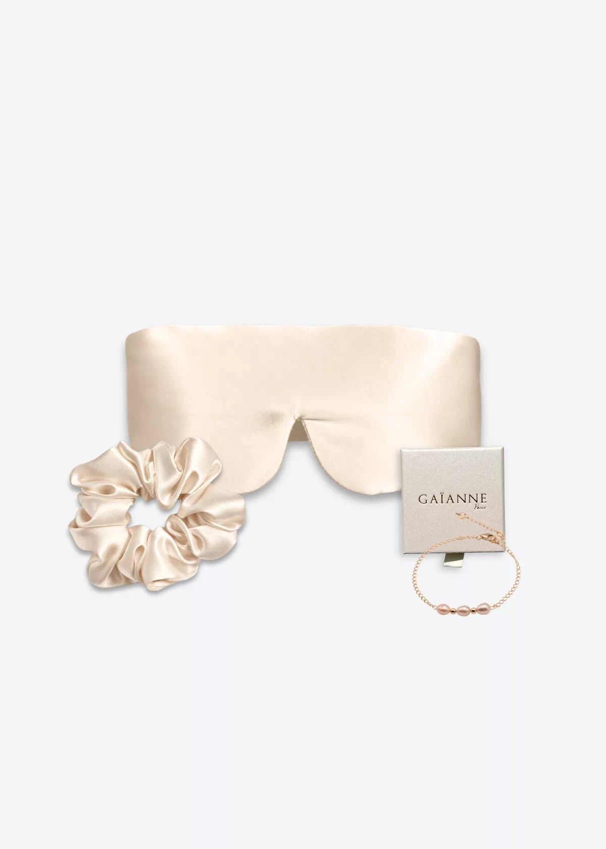 Coffret champagne avec masque bandeau et grand chouchou en soie, accompagné d’un bracelet champagne en or laminé 14k et perles d’eau douce.