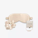Coffret champagne avec masque de nuit et grand chouchou en soie, accompagné d’un bracelet champagne en or laminé 14k et perles d’eau douce.