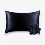 Coffret Peau & Cheveux : taie d’oreiller et grand chouchou en soie bleu nuit.