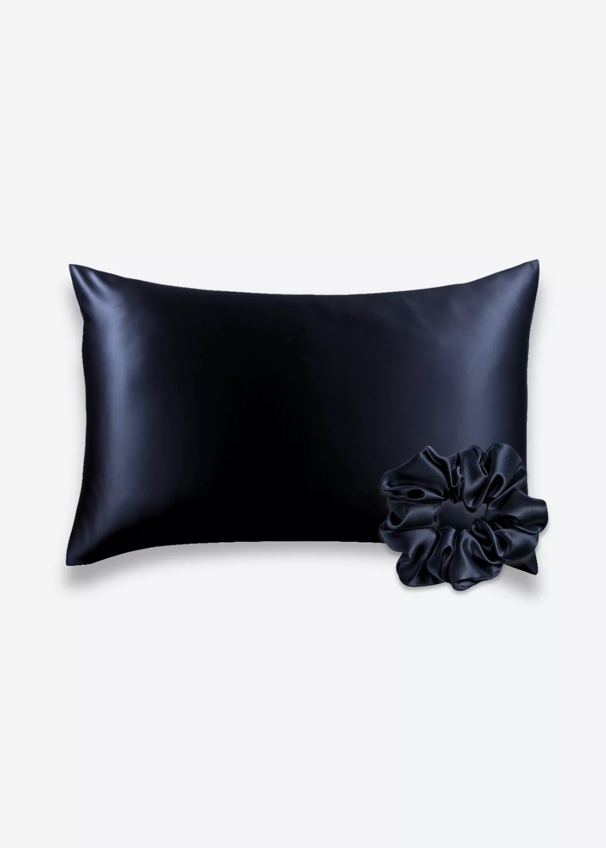 Coffret Peau & Cheveux : taie d’oreiller et grand chouchou en soie bleu nuit.