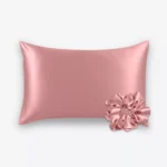 Coffret Peau & Cheveux : taie d’oreiller et grand chouchou en soie bois de rose.