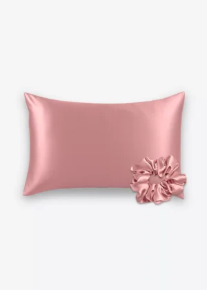 Coffret Peau & Cheveux : taie d’oreiller et grand chouchou en soie bois de rose.