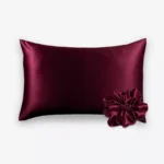 Coffret Peau & Cheveux : taie d’oreiller et grand chouchou en soie bordeaux.