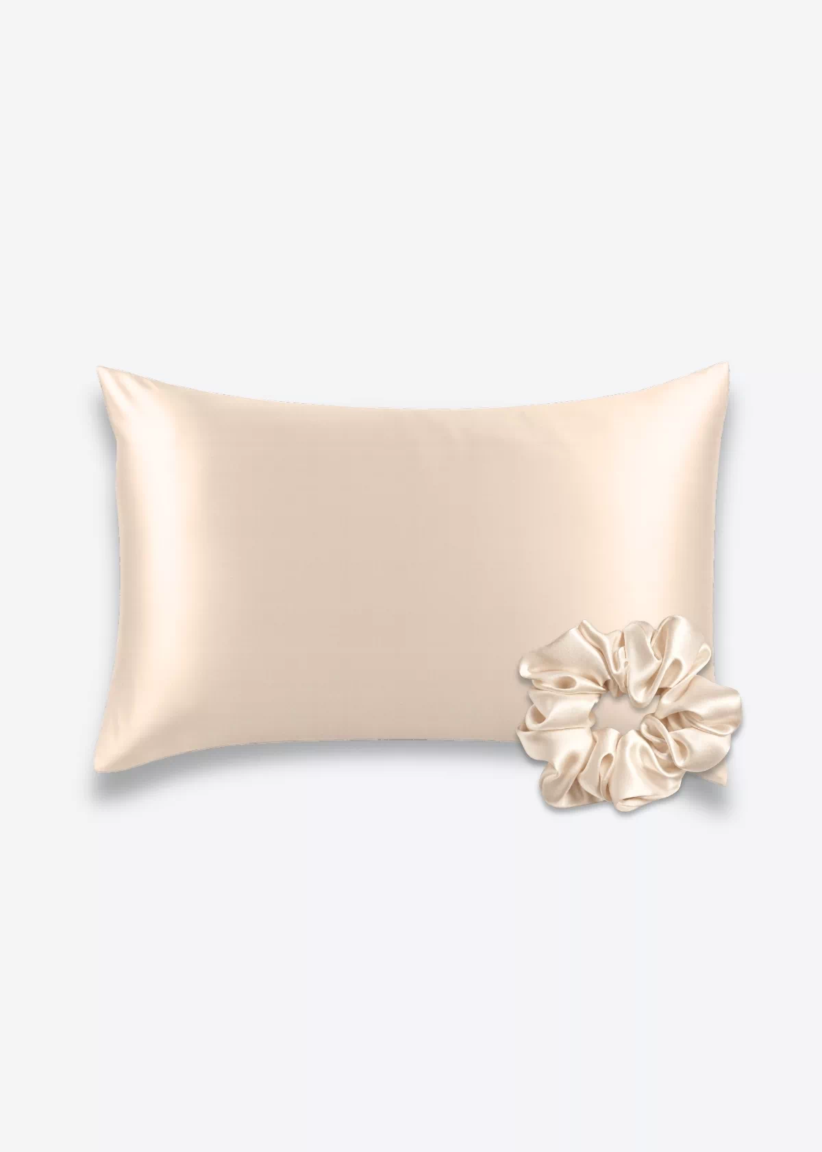 Coffret Peau & Cheveux : taie d’oreiller et grand chouchou en soie champagne.