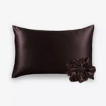 Coffret Peau & Cheveux : taie d’oreiller et grand chouchou en soie marron chocolat.