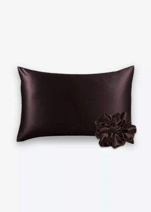 Coffret Peau & Cheveux : taie d’oreiller et grand chouchou en soie marron chocolat.
