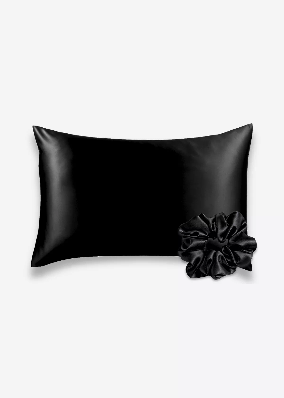 Coffret Peau & Cheveux : taie d’oreiller et grand chouchou en soie noire.