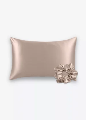 Coffret Peau & Cheveux : taie d’oreiller et grand chouchou en soie taupe.