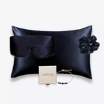 Coffret bleu nuit avec taie d’oreiller, masque bandeau et grand chouchou en soie, accompagné d’un bracelet bleu en or laminé 14k et perles.