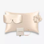 Coffret champagne avec taie d’oreiller, masque bandeau et grand chouchou en soie, accompagné d’un bracelet champagne en or laminé 14k et perles d’eau douce.