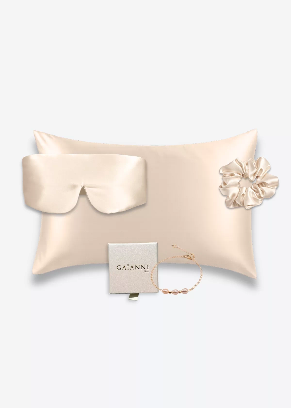 Coffret champagne avec taie d’oreiller, masque bandeau et grand chouchou en soie, accompagné d’un bracelet champagne en or laminé 14k et perles d’eau douce.