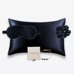 Coffret bleu nuit avec taie d’oreiller, masque de nuit et grand chouchou en soie, accompagné d’un bracelet bleu en or laminé 14k et perles.