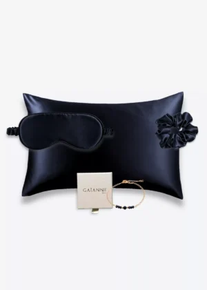 Coffret bleu nuit avec taie d’oreiller, masque de nuit et grand chouchou en soie, accompagné d’un bracelet bleu en or laminé 14k et perles.
