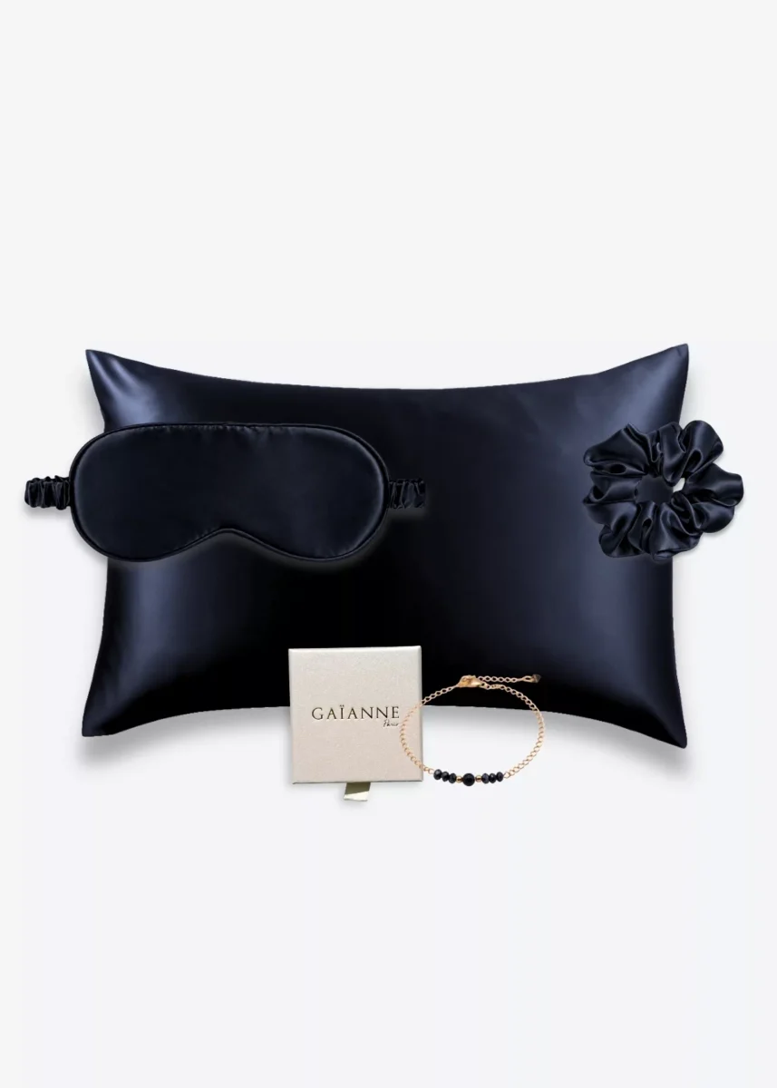 Coffret bleu nuit avec taie d’oreiller, masque de nuit et grand chouchou en soie, accompagné d’un bracelet bleu en or laminé 14k et perles.