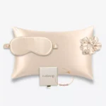 Coffret champagne avec taie d’oreiller, masque de nuit et grand chouchou en soie, accompagné d’un bracelet champagne en or laminé 14k et perles d’eau douce.