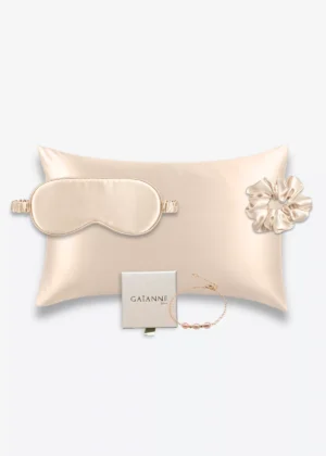 Coffret champagne avec taie d’oreiller, masque de nuit et grand chouchou en soie, accompagné d’un bracelet champagne en or laminé 14k et perles d’eau douce.