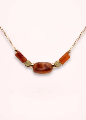 Collier Sienna en or laminé 14K avec perle centrale en verre de Bohême, pierres naturelles de cornaline orangées et détails dorés, sur fond clair.