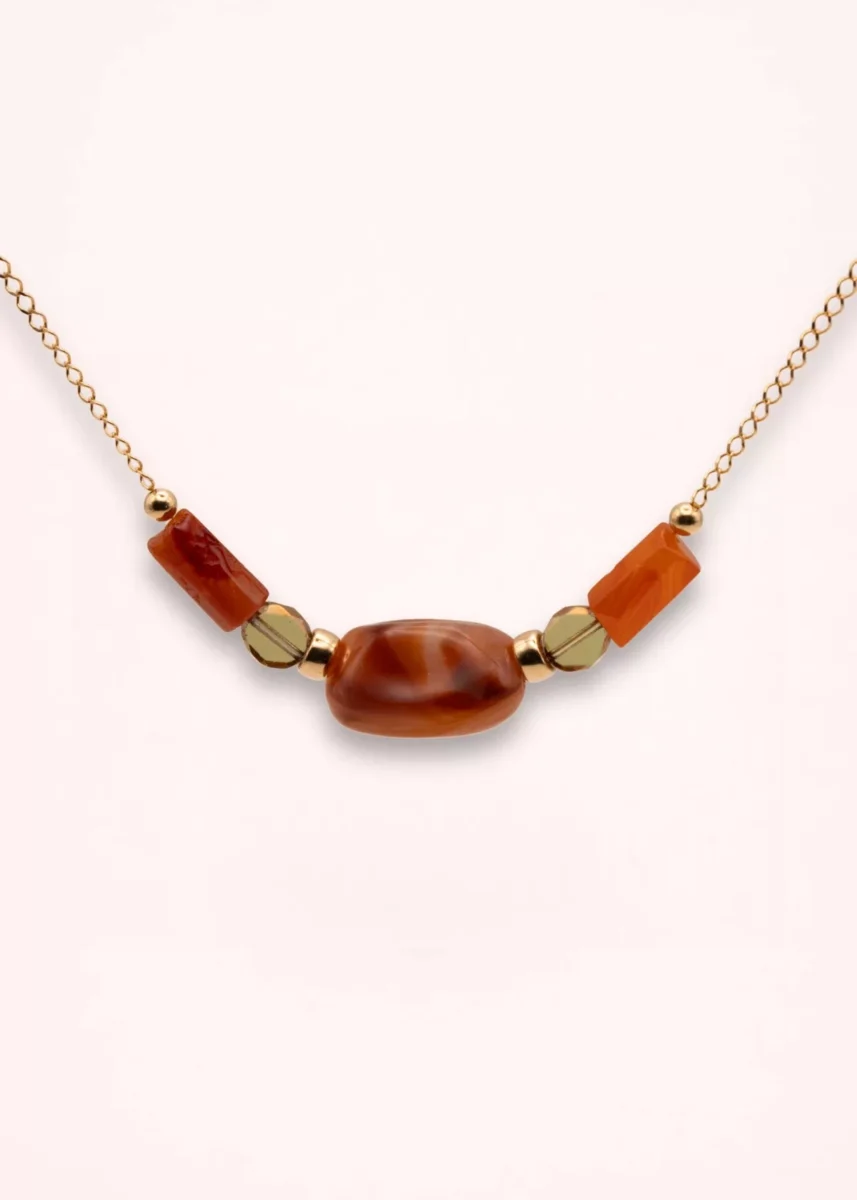 Collier Sienna en or laminé 14K avec perle centrale en verre de Bohême, pierres naturelles de cornaline orangées et détails dorés, sur fond clair.