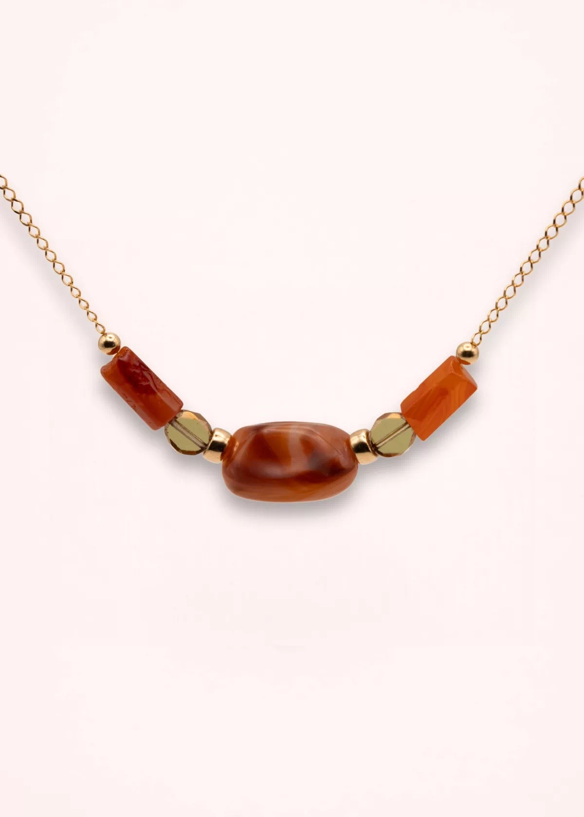 Collier Sienna en or laminé 14K avec perle centrale en verre de Bohême, pierres naturelles de cornaline orangées et détails dorés, sur fond clair.