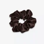 Grand chouchou en soie marron chocolat, vu de dessus.