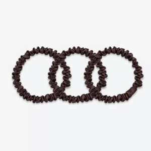 Trois chouchous fins en soie marron chocolat.