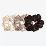 Trois grands chouchous en soie : un champagne, un taupe et un marron chocolat.