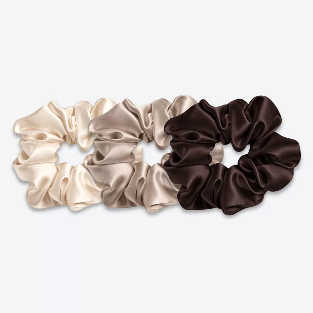 Trois grands chouchous en soie : un champagne, un taupe et un marron chocolat.