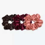 Trois grands chouchous en soie : un marron chocolat, un bordeaux et un terracotta.
