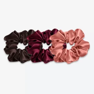 Trois grands chouchous en soie : un marron chocolat, un bordeaux et un terracotta.