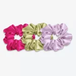 Trois grands chouchous en soie : un rose fuchsia, un vert amande et un lilas.