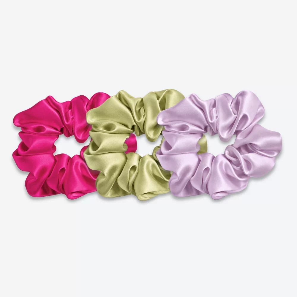 Trois grands chouchous en soie : un rose fuchsia, un vert amande et un lilas.