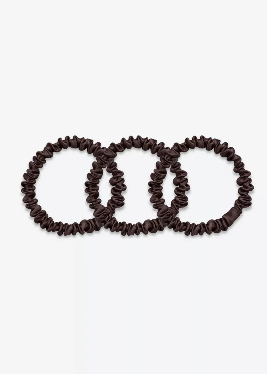 Trois chouchous fins en soie marron chocolat.