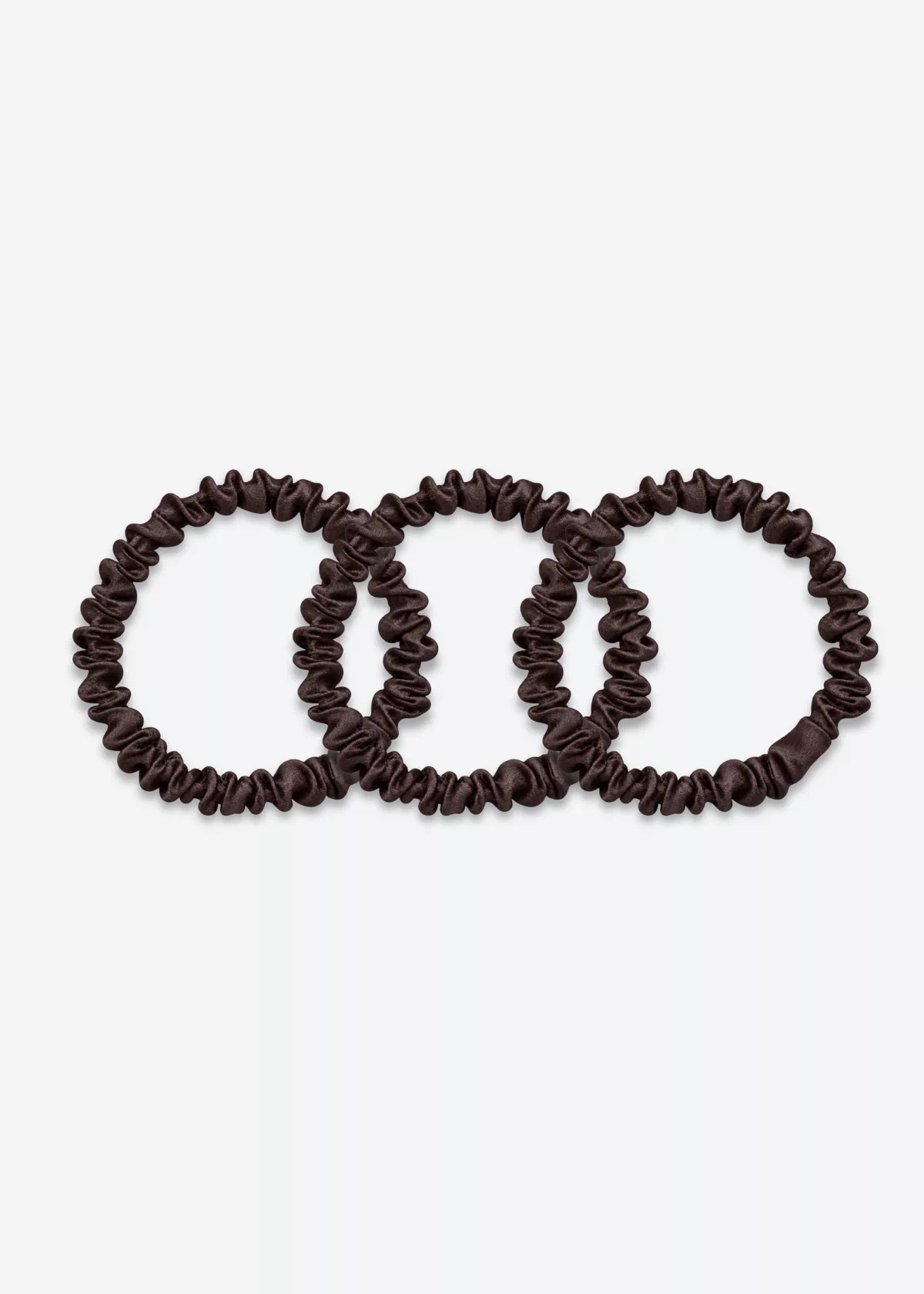 Trois chouchous fins en soie marron chocolat.