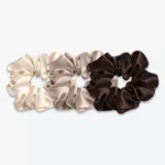 Trois grands chouchous en soie : un champagne, un taupe et un marron chocolat.
