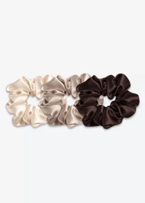 Trois grands chouchous en soie : un champagne, un taupe et un marron chocolat.