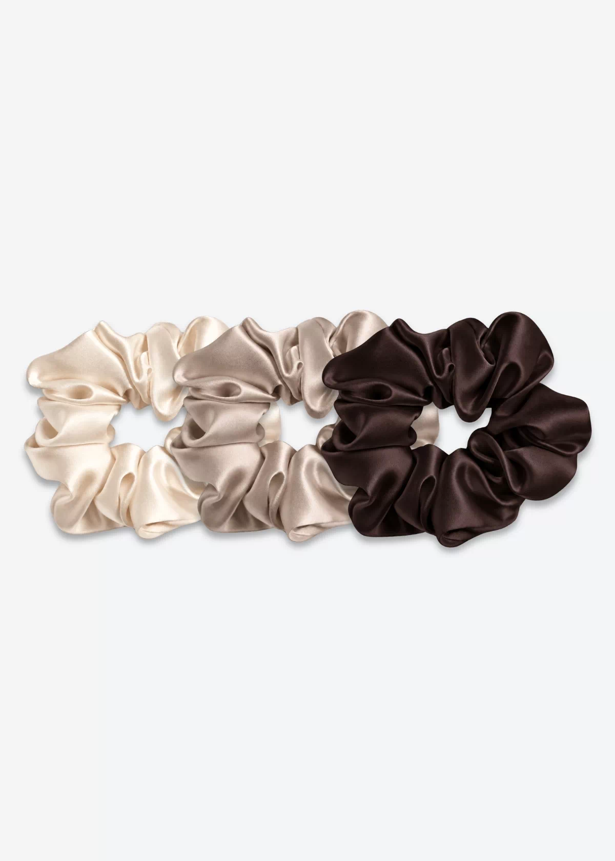 Trois grands chouchous en soie : un champagne, un taupe et un marron chocolat.