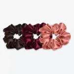 Trois grands chouchous en soie : un marron chocolat, un bordeaux et un terracotta.