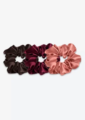 Trois grands chouchous en soie : un marron chocolat, un bordeaux et un terracotta.