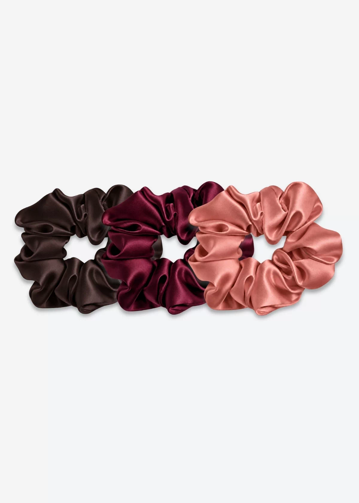 Trois grands chouchous en soie : un marron chocolat, un bordeaux et un terracotta.