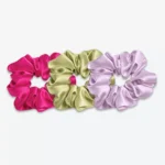 Trois grands chouchous en soie : un rose fuchsia, un vert amande et un lilas.