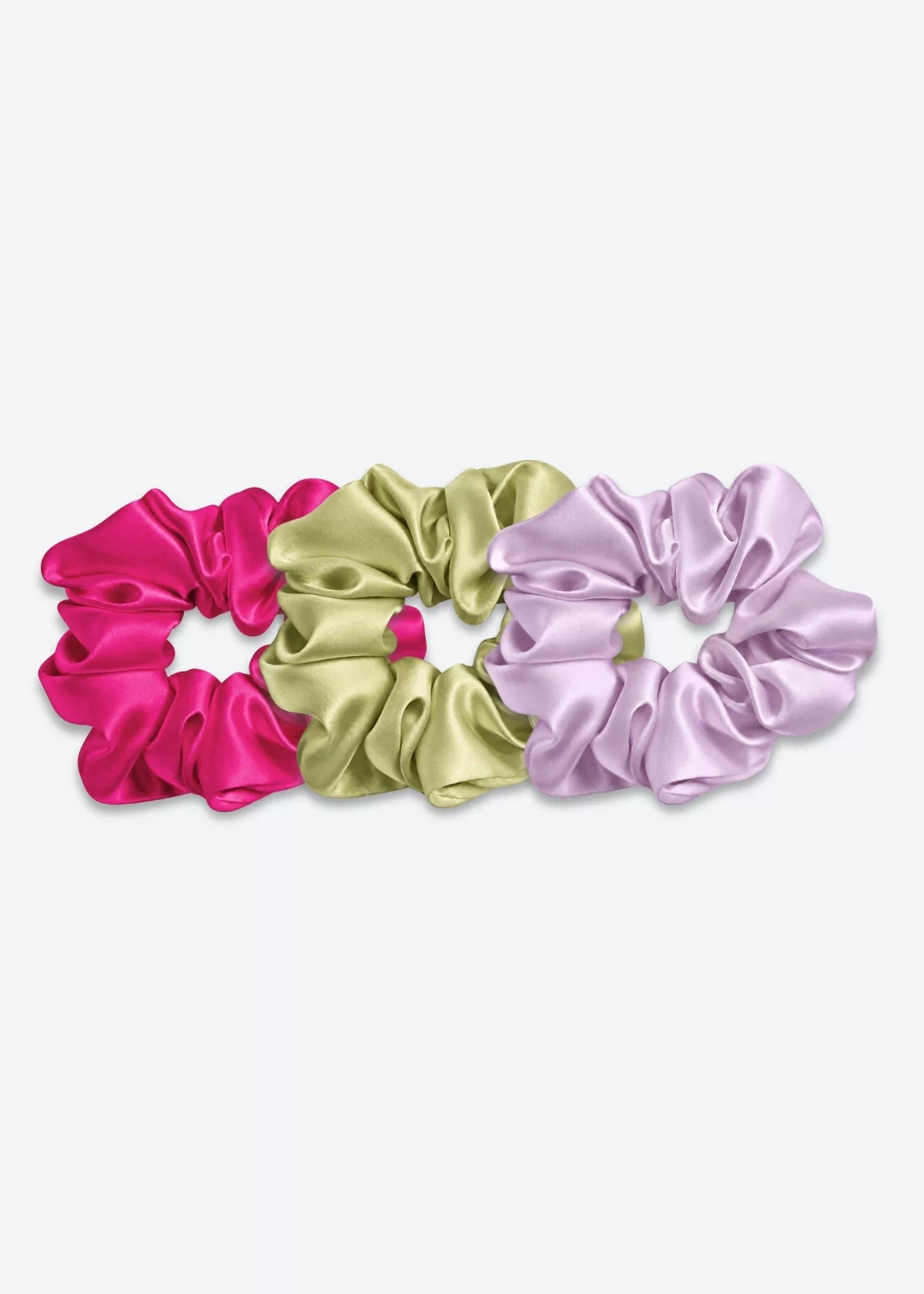 Trois grands chouchous en soie : un rose fuchsia, un vert amande et un lilas.