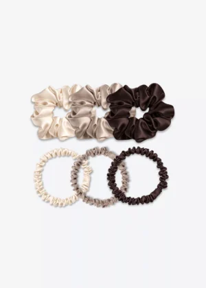 Trois grands chouchous et trois chouchous fins en soie, avec un de chaque taille en champagne, taupe et marron chocolat.