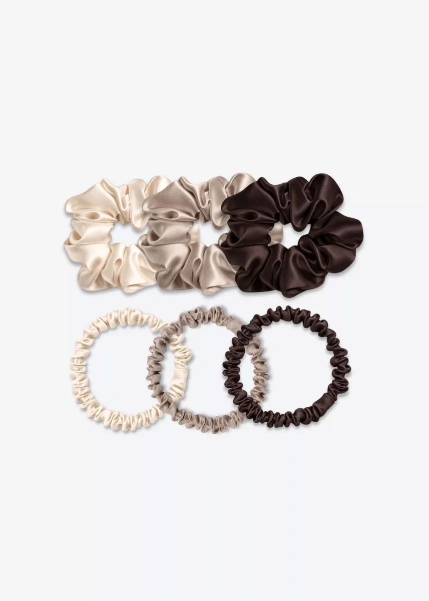 Trois grands chouchous et trois chouchous fins en soie, avec un de chaque taille en champagne, taupe et marron chocolat.