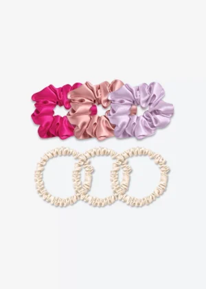 Trois grands chouchous en soie rose fuchsia, bois de rose et lilas, accompagnés de trois chouchous fins en soie champagne.