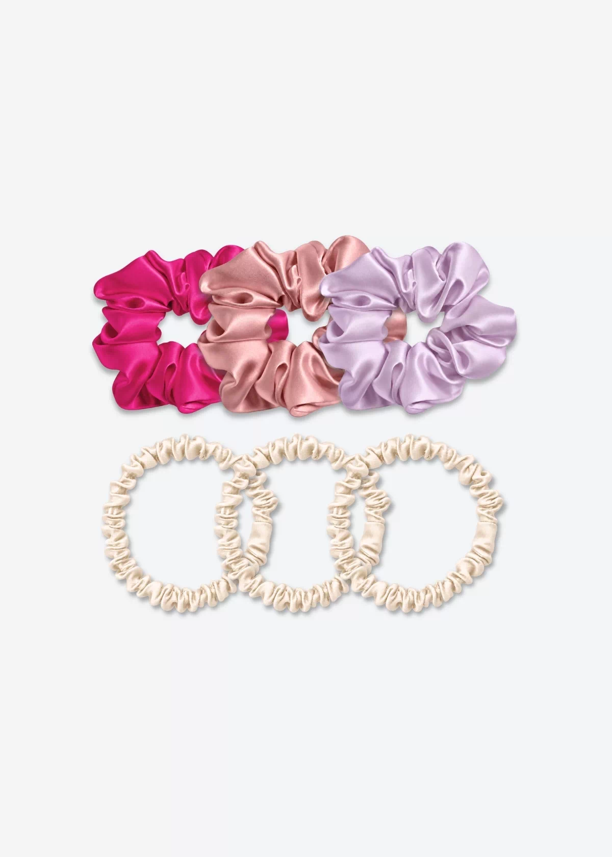 Trois grands chouchous en soie rose fuchsia, bois de rose et lilas, accompagnés de trois chouchous fins en soie champagne.