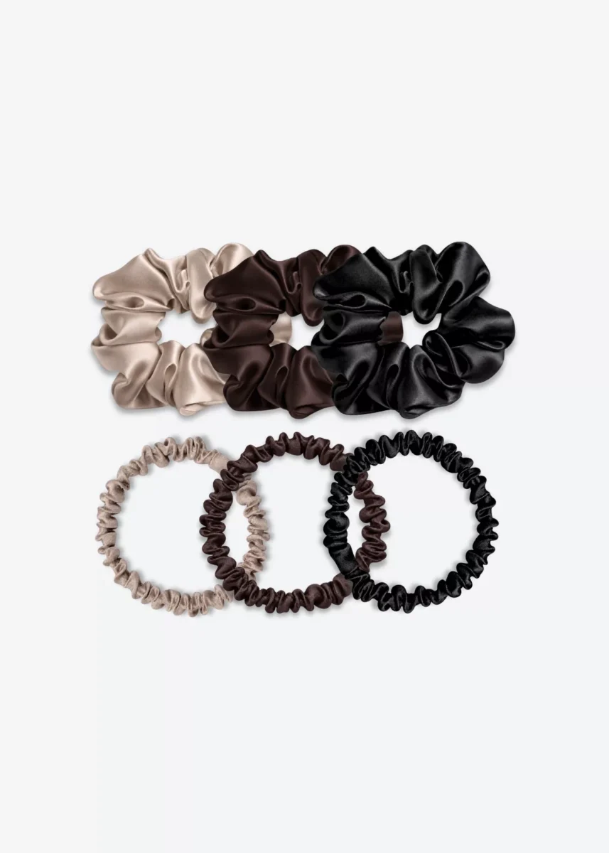 Trois grands chouchous et trois chouchous fins en soie, avec un de chaque taille en taupe, marron chocolat et noir.